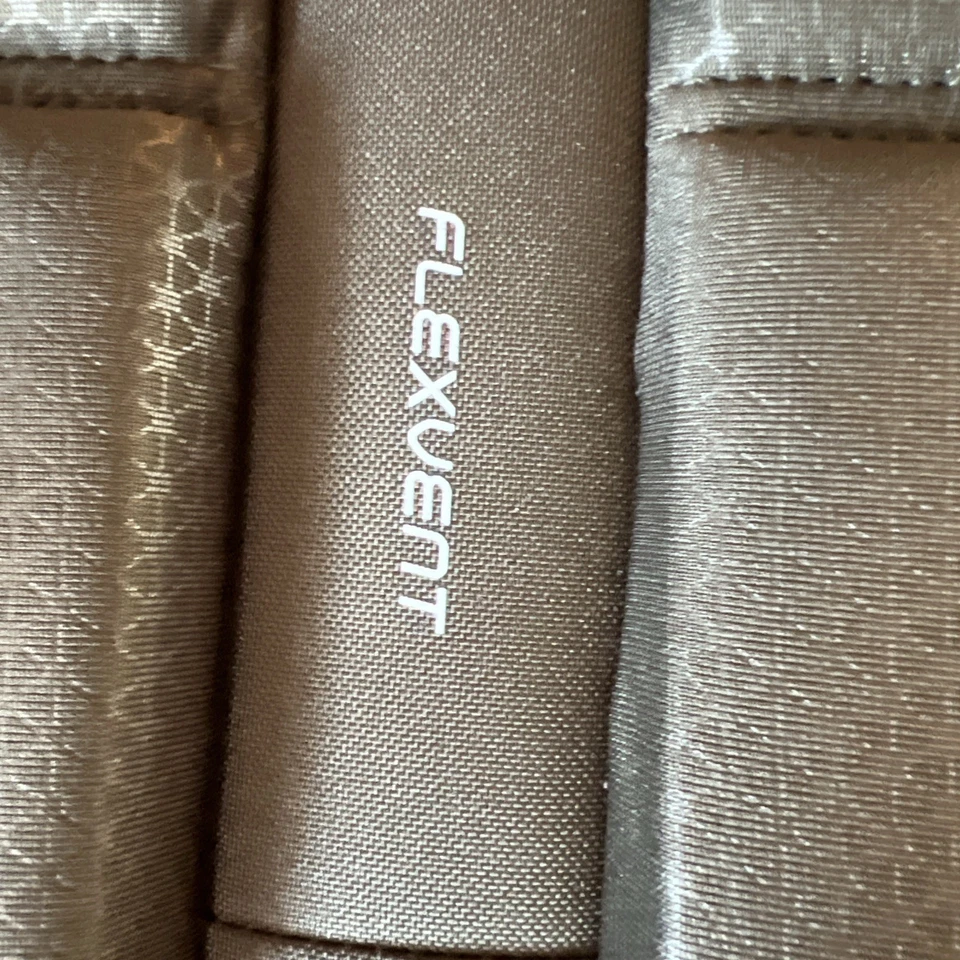 Mochila The North Face Vault 27L. Caverna Gris/Oliva. $65 Foto 3 de 4