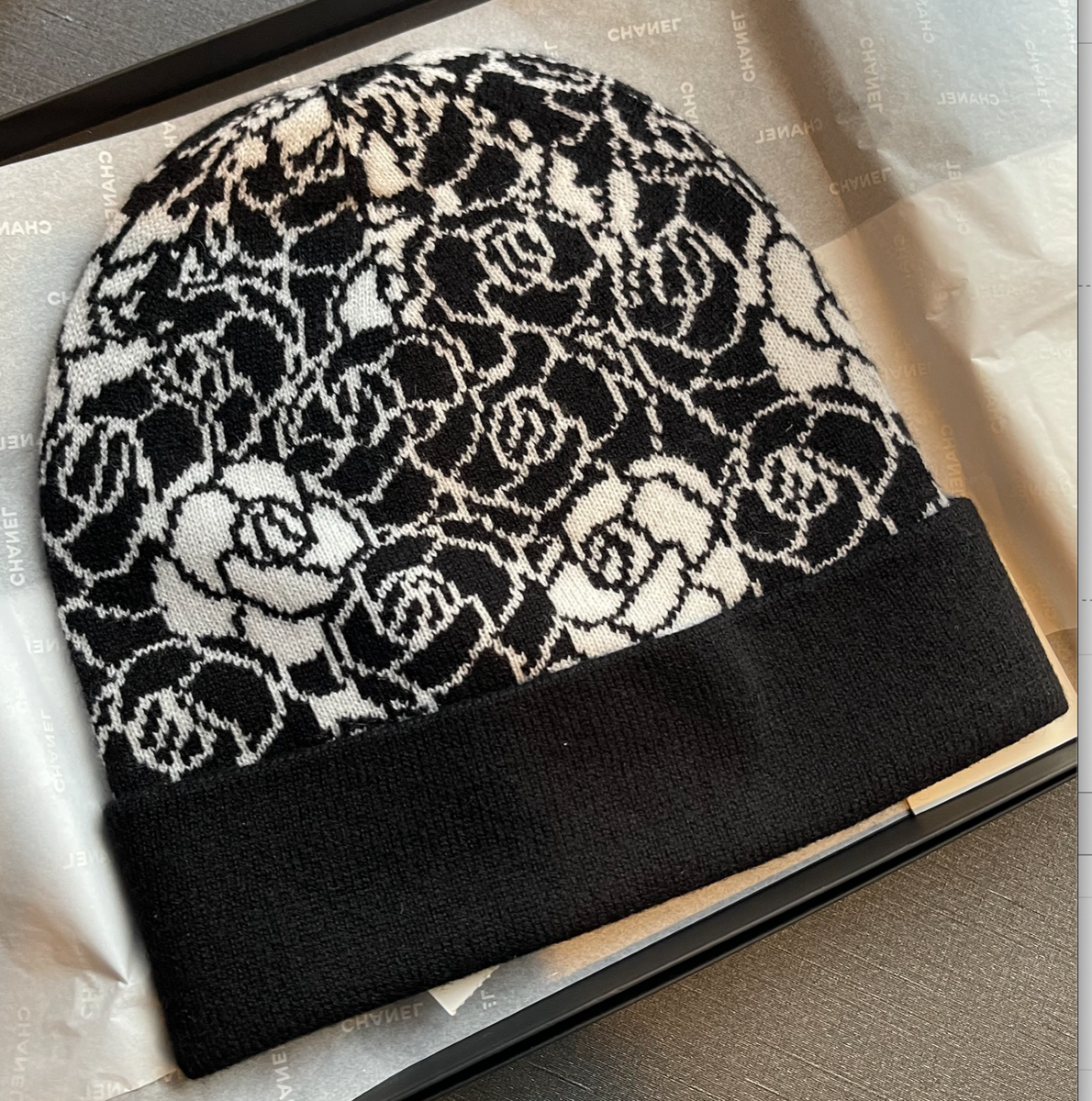 NEW Chanel 23K Camellia Winter Beanie Knit Black and White Classic NEW Chanel 23K Camellia Winter Beanie Knit Black and White Classic