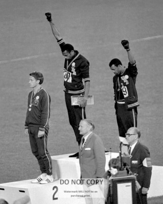11X14 PHOTO TOMMIE SMITH & JOHN CARLOS GIVE BLACK POWER SALUTE OLYMPICS (DD-363)