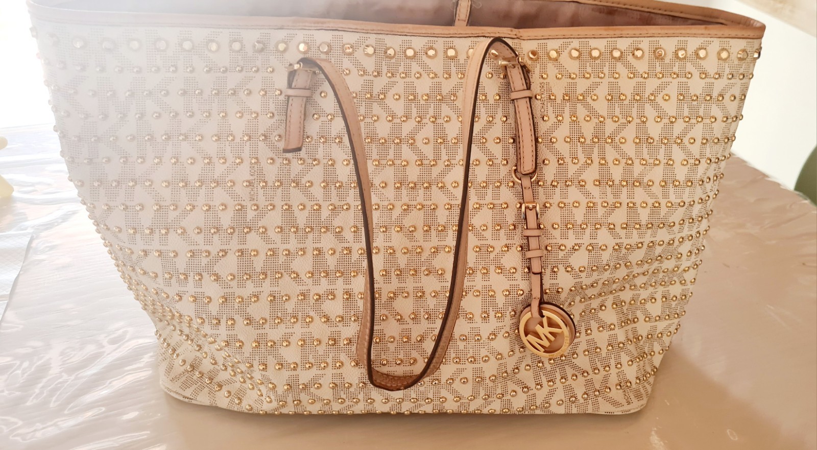 Michael Kors borsa tote donna beige pelle borchie logo MK doppio manico charm