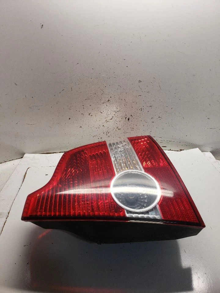 Lanterna traseira de passageiro sedã 5 cilindros compatível com 04-07 VOLVO 40 SERIES 1355095 - Imagem 2 de 4