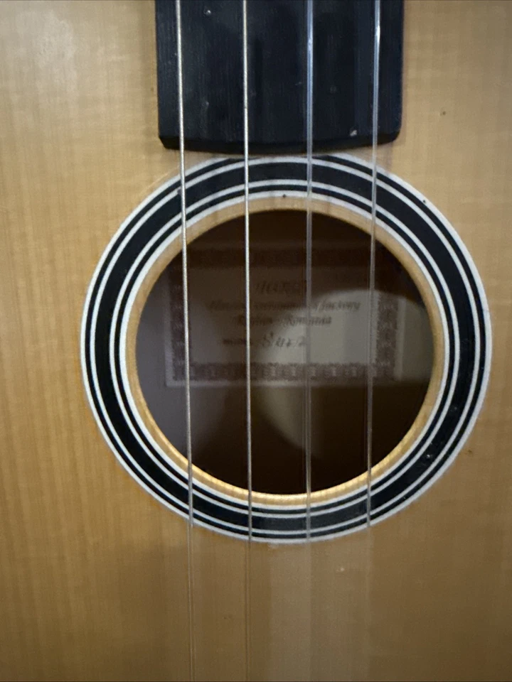 Ukelele Barítono Hora S1177 Rubio Abeto Top B/N Roseta En muy buena condición Foto 2 de 3