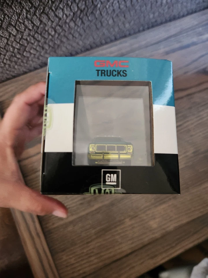 M2 73 GMC dually & 75 Sierra Side Step Auto Hauler 36000-88 1/64 750 CHASE - Image 4 of 4