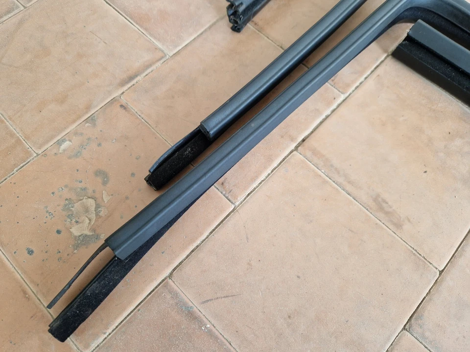 KIT JOINT CAOUTCHOUC VITRE DROITE & GAUCHE VW GOLF JETTA MK2 4 PORTES version... - Photo 2/4