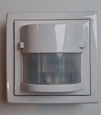 Busch-Jaeger Bewegungsmelder KNX studioweiß & Busankoppler & Rahmen 1fach