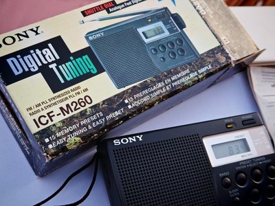 SONY ICF - M260 AM/FM PLL SYNTHESIZED CLOCK RADIO DIGITAL TUNING WIE NEU MIT 