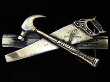 PI11158 VINTAGE 1981 CUT-OUT SAW, LEVEL, HAMMER TOOLS BELT BUCKLE