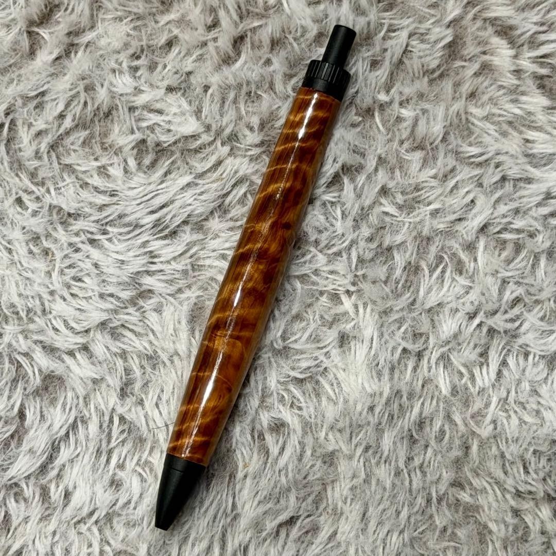 Stylo en bois finition laquée instrument de musique guitare cèdre Yoshino