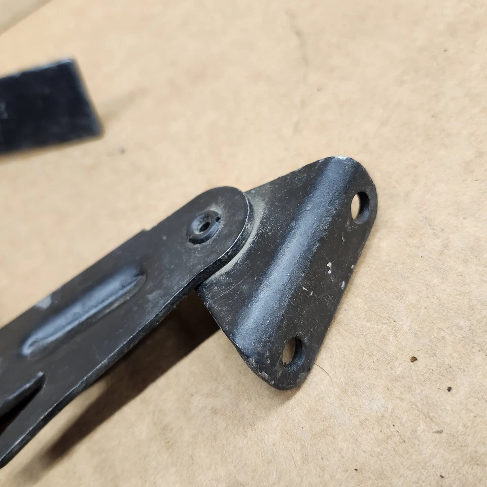 73-76 C3 Campana Corvette Bisagra Panel Soporte Soporte Elevación BONITO FABRICANTE DE EQUIPOS ORIGINALES 1 Agujero Foto 3 de 4