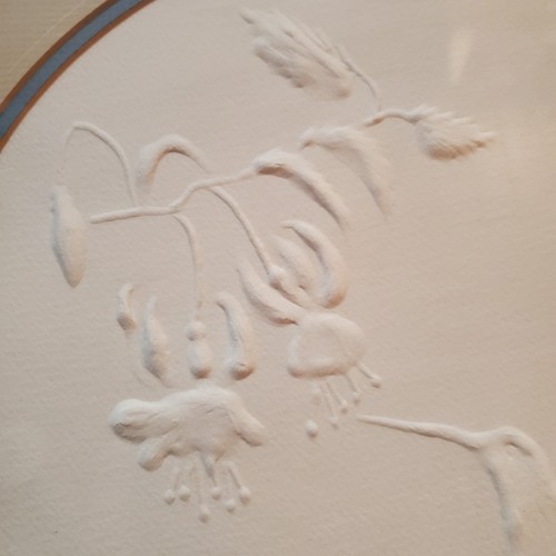 Arte en papel fundido en bajorrelieve original colibrí flor enmarcada mate 17" firmado - Imagen 6 de 11