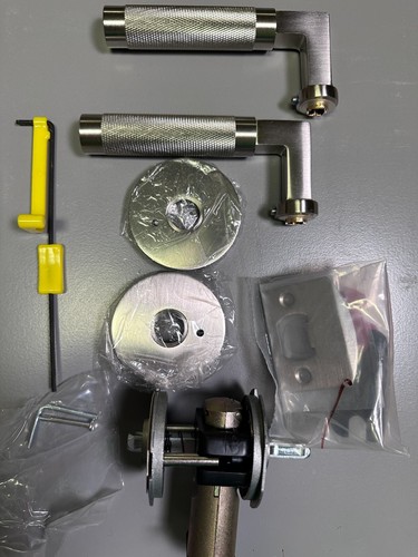 Juego de palancas de puerta de privacidad moleteadas Emtek C520KNUS15 de la colección de latón SELECT