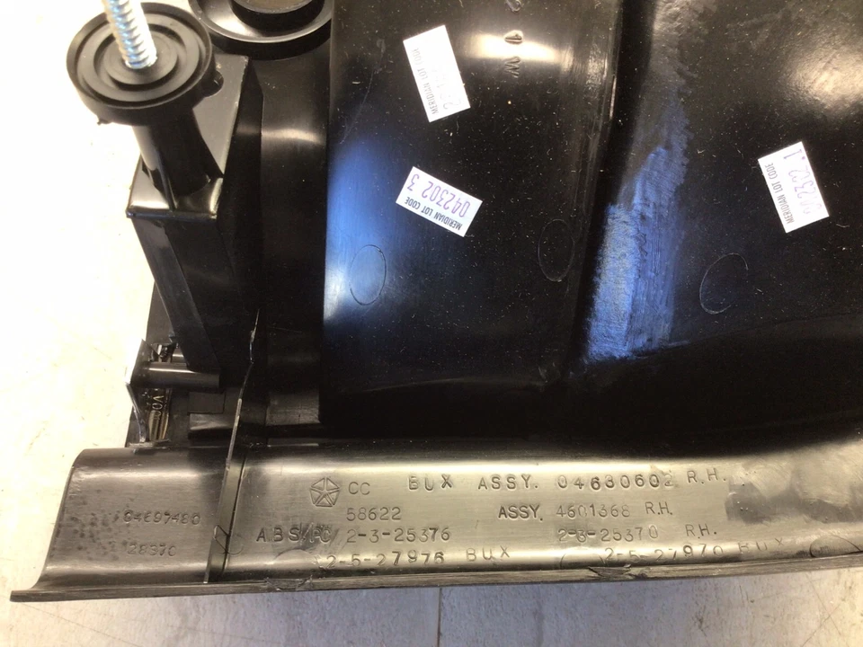 Chrysler LHS 1997 OEM conjunto de lámpara trasera lateral de pasajero Mopar 4805972AB Foto 3 de 4