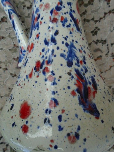 Vintage Krug Vase Spritz Tropfglasur rot weiß blau Studio Kunst Henkel 60er Jahre - Bild 8 von 9
