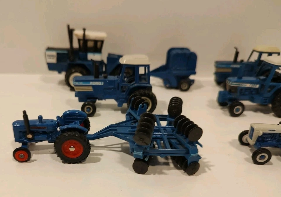 1/64 Ertl Ford Diecast Tractor Lot Blue W/ Impliments - Image 4 of 4