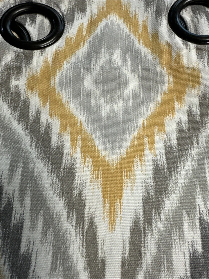 "Cortinas geométricas World Market gris dorado crema 2 paneles 48""x96""" Foto 4 de 4