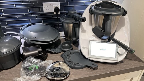 Thermomix TM6 less than 1 year old 1+yrs warranty 2 bowls, spiraliser & grater