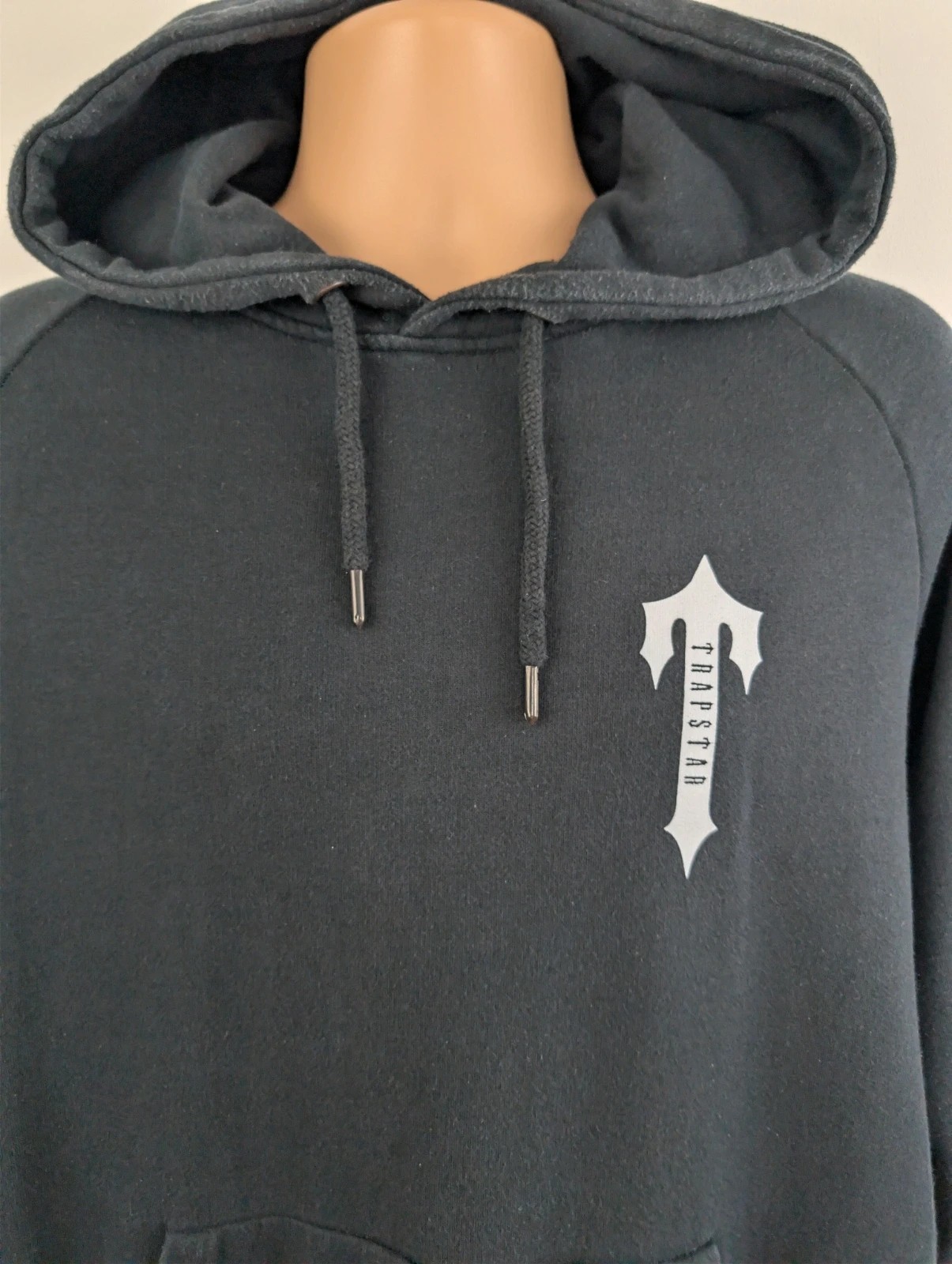 Men's Trapstar pullover hoodie black logo with kangaroo pocket. Large. DN4572 image 3