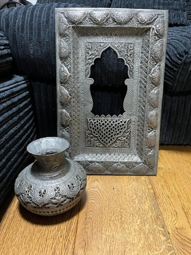 REDUCED! Antique Decorative hand-carved Frame with matching Vase - Picture 5 of 6