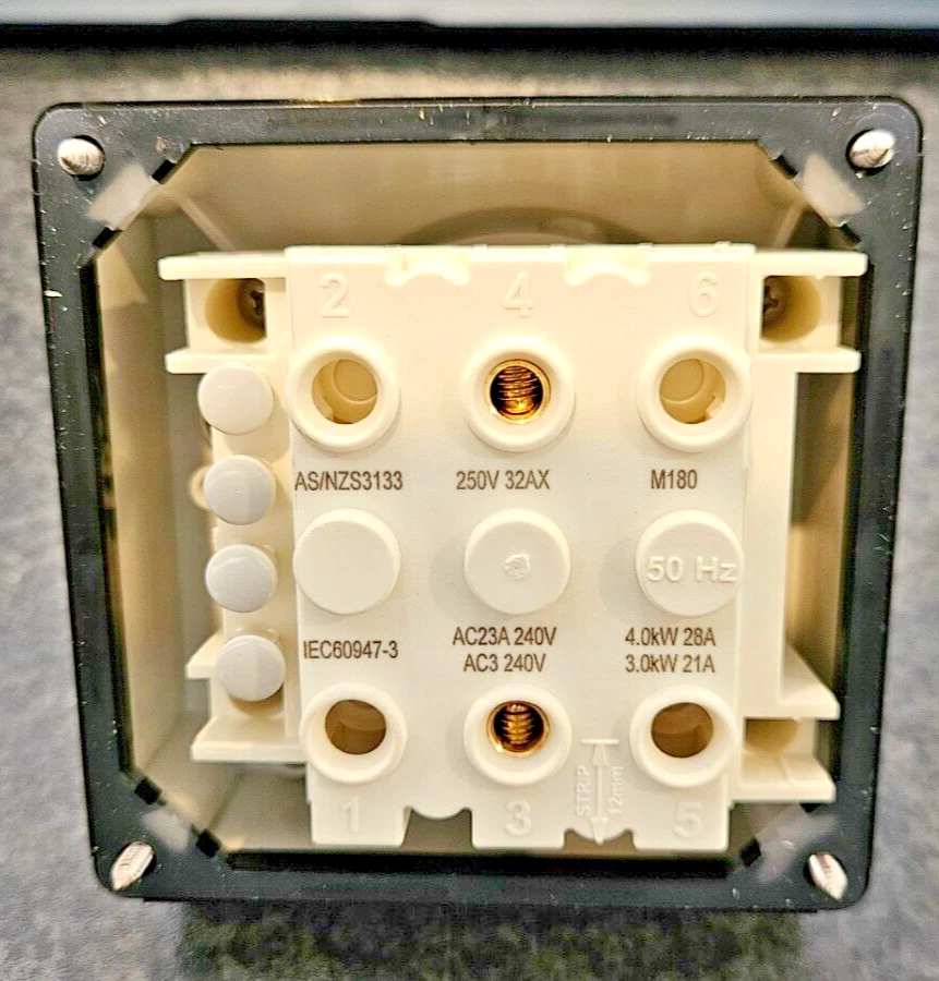 CLIPSAL 56 SERIES 5K1SW132CK Common Key Operated Switch - image 4 of 4