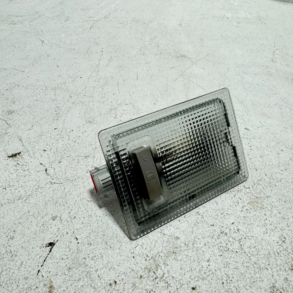 Lámpara domo interior de cortesía Chevrolet Sonic 2012-2020 OEM Foto 2 de 4