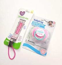 NEW BABY KING I'M THE REASON WE'RE LATE WITH PACIFIER CLIP 0 MONTHS PINK