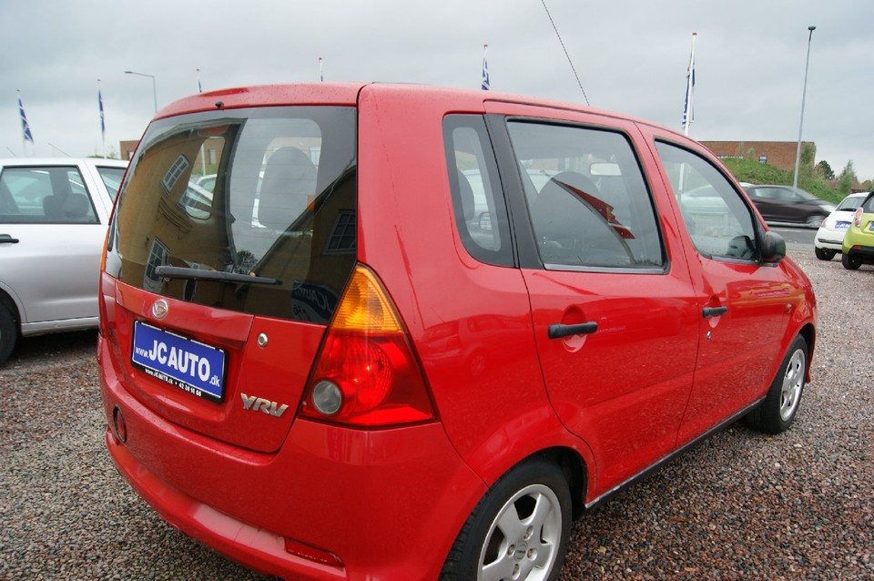 Daihatsu yrv 2002