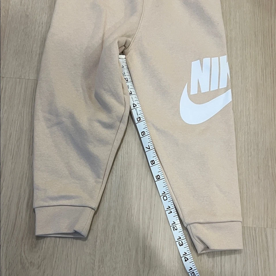 Pantalones de chándal Nike talla 4 beige para niños nuevos sin etiquetas Foto 2 de 4