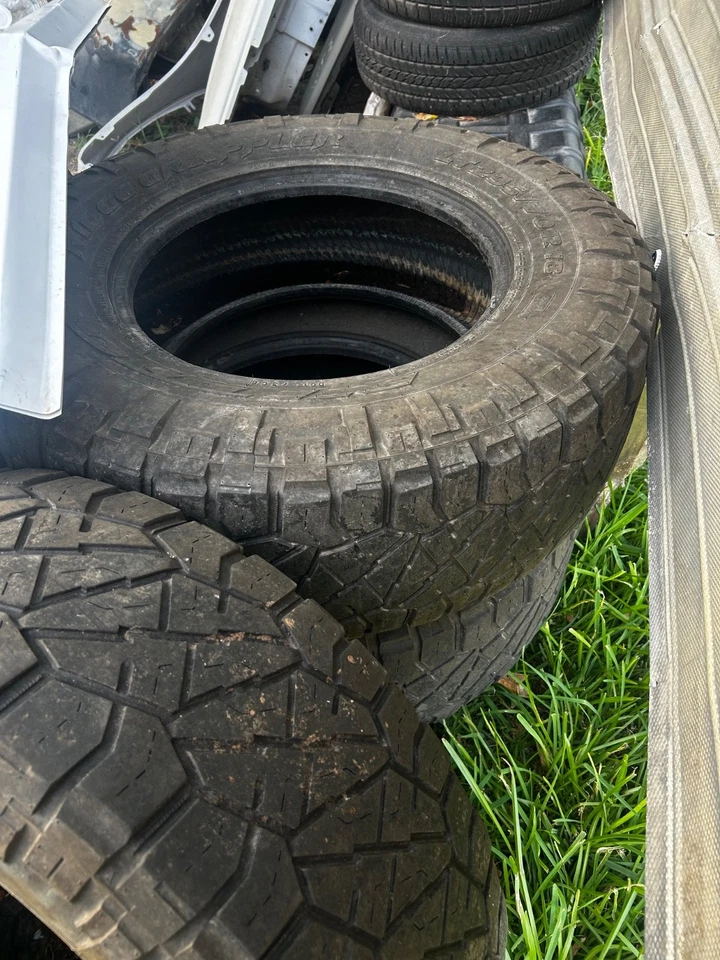 (4) : Pinza nitto terra 295/70r18 usada. Foto 4 de 4