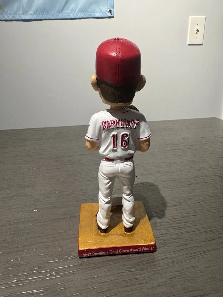 Tucker Barnhart Cincinnati Reds, 2017 Rawlings Gold Guante Bobble Head Foto 2 de 4