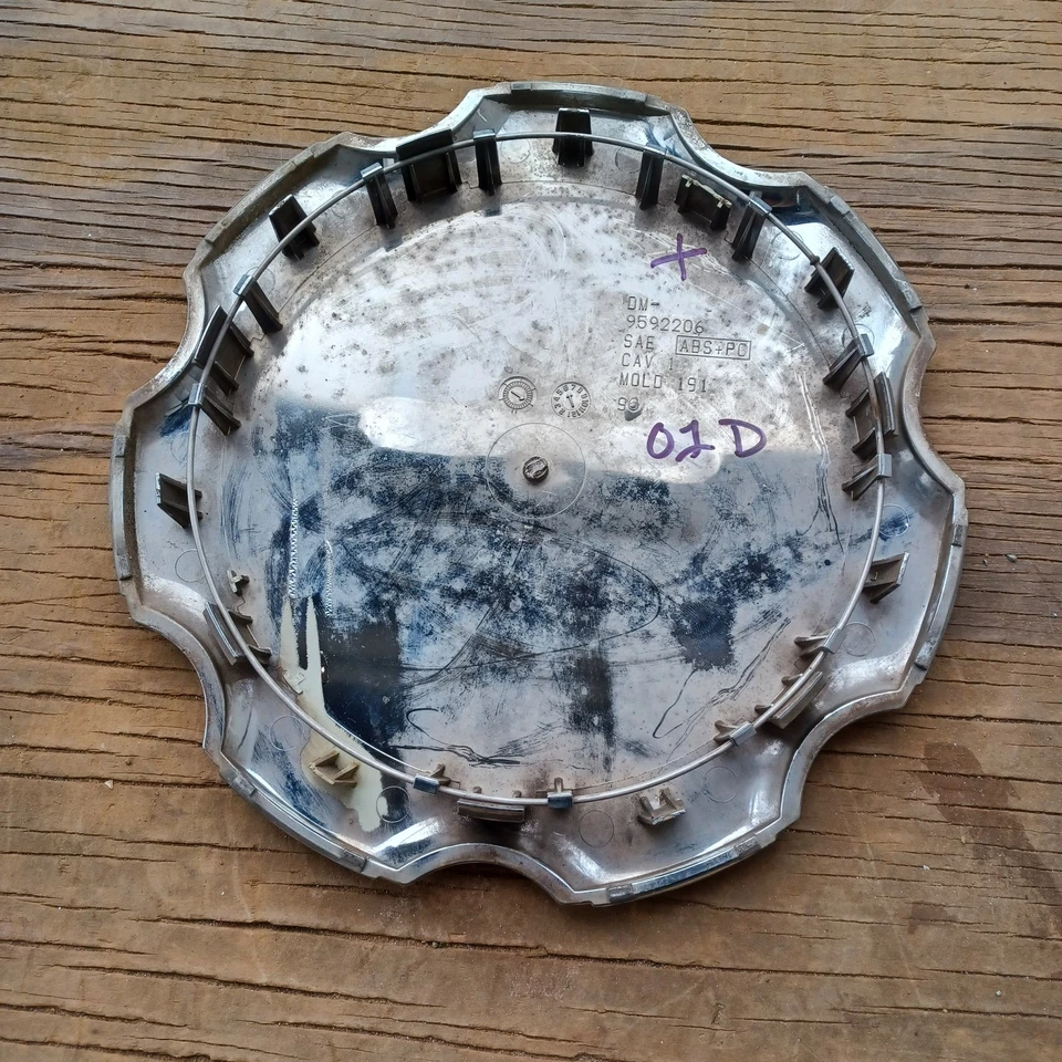 Tapa central Cadillac Seville El Dorado STS, 1996-2002 parte # 9592206 01 dañada Foto 3 de 3