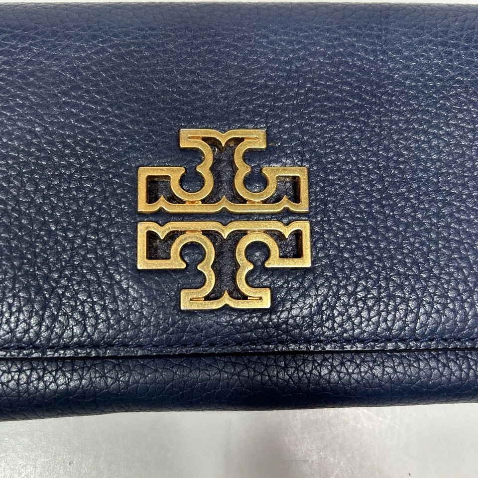Carteira envelope Tory Burch Britten azul marinho couro pebble e logotipo de ferragem dourada - Imagem 2 de 4