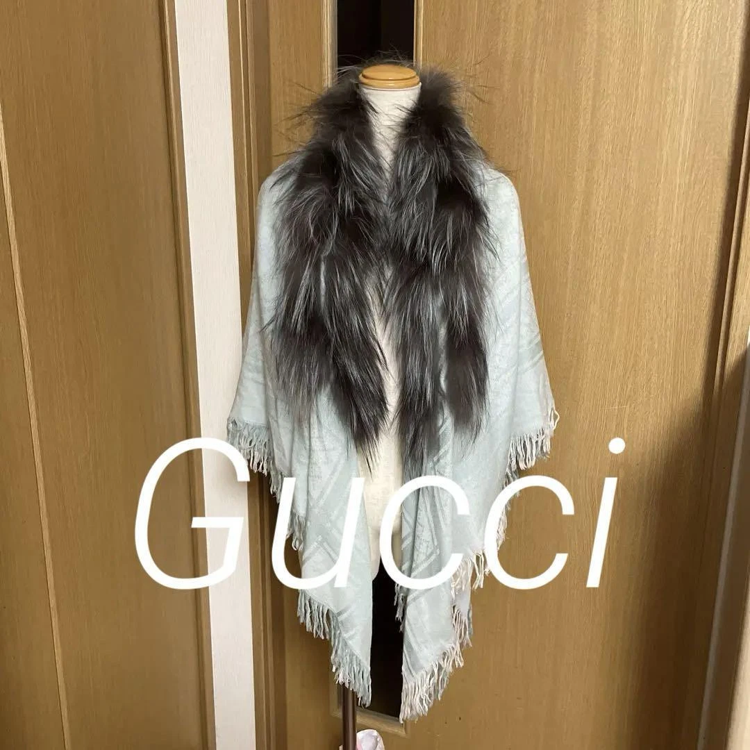 Gucci étole châle fourrure renard laine soie   Rare motif bleu GG, 120x120cm luxe