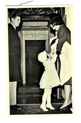 1964 Ed-U-Cards JOHN F KENNEDY Caroline reaches up to baby John F Kennedy Jr