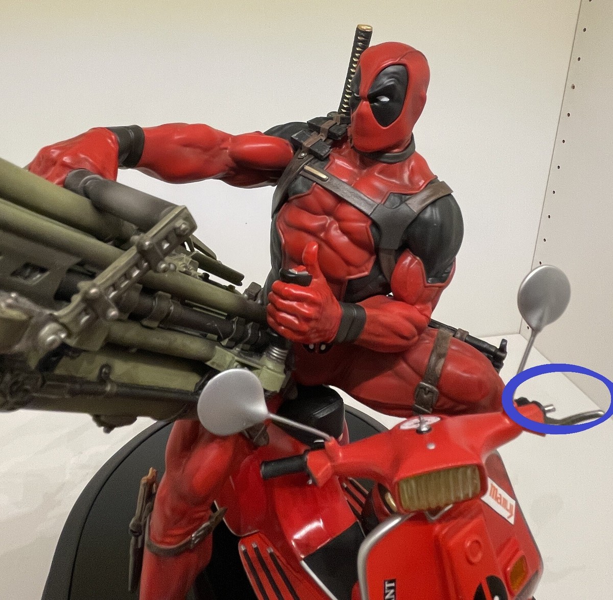 DEADPOOL on VESPA Gentle Giant 1/6 Statue with flaws. Read the ad