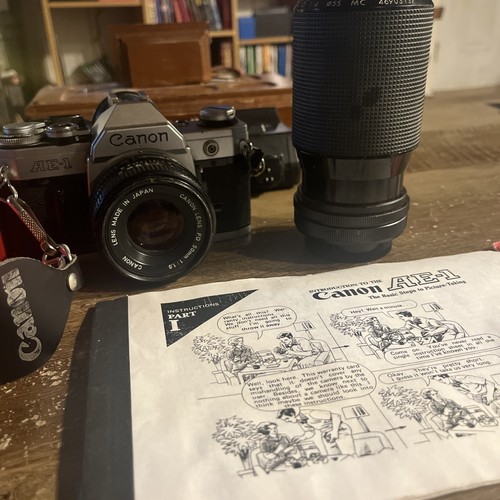 Appareil photo argentique 35 mm Canon AE-1 avec objectif zoom et flash