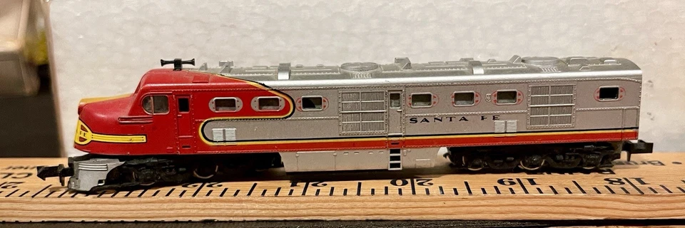 Con-Cor Santa Fe Locomotive 2401 DL-109 N Scale Tested Runs Good Lights Work C-8 - Image 4 of 4