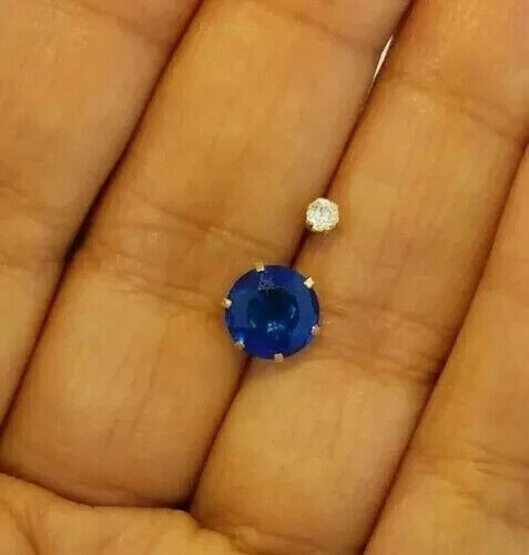 Ombligo de zafiro simulado de corte redondo de 1,00 quilates chapado en oro amarillo de 14 k. Foto 2 de 3