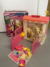 VINTAGE 1995 Barbie "Feeding Fun Stable" Horse Barn by Mattel w/ Accessories