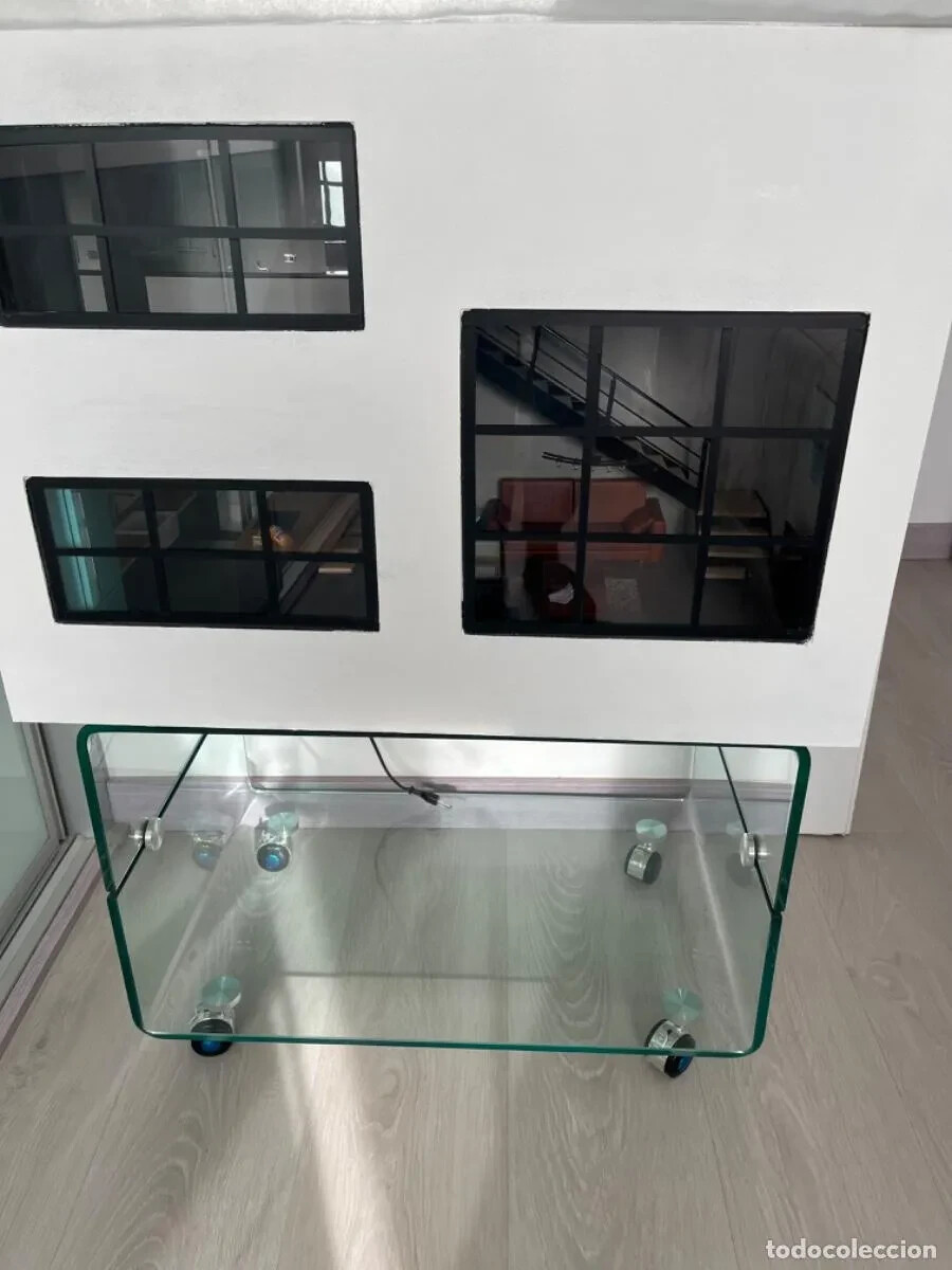 MODERNA casa de muñecas .Medidas:67 cm de anchura,40 cm de profunda,48 altura.