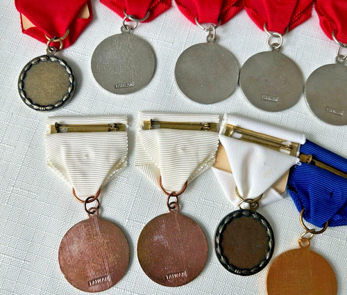 Lote de 9 medallones insignia metales natación vintage cinta redonda y prendedor años 80 - Imagen 4 de 4