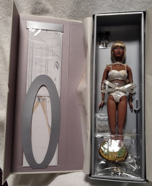 Integrity Toys Fashion Royalty Bombshell Adele Makeda Close-Up By