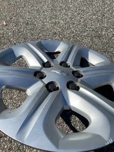 One genuine 2009 to 2017 Chevy Traverse bolt on 17 inch hubcap 9597564 - Picture 6 of 24