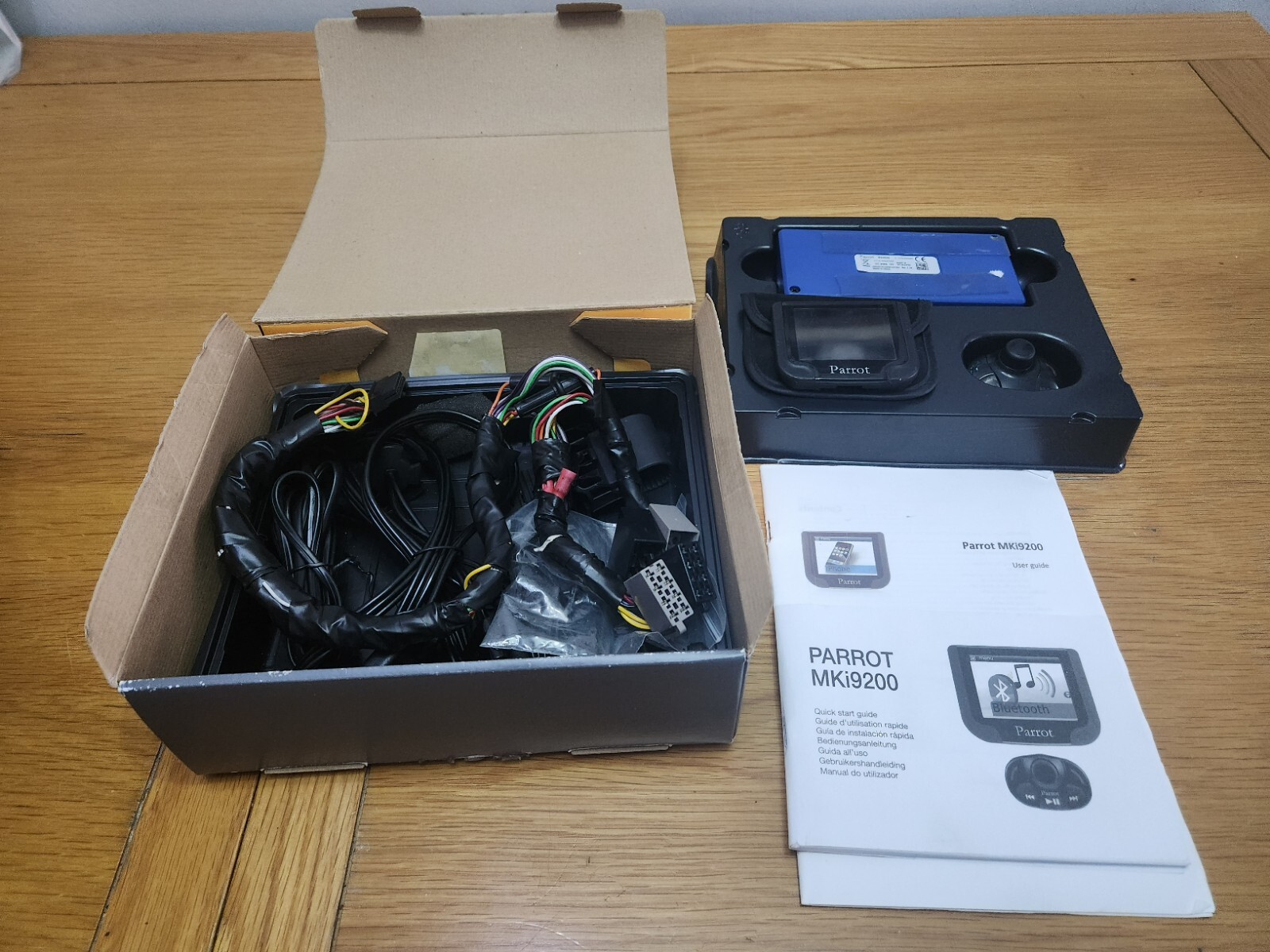 Parrot MKi9200 Bluetooth Handsfree Car Kit iPhone iPod Screen