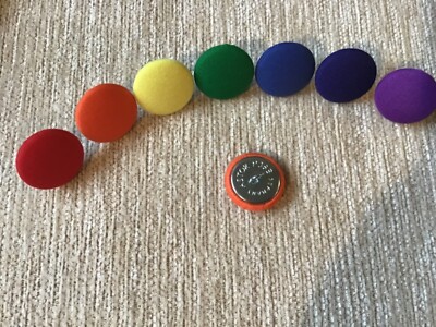 7 Knöpfe Regenbogen Polycotton Stoff bezogen 36 L/23 mm Schlaufe hinten