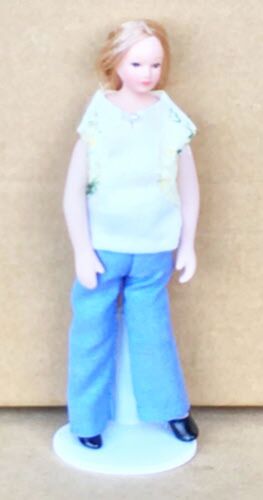 Lucy moderne fille en jean et haut avec support Tumdee échelle 1:12 poupées maison H - Photo 1/7