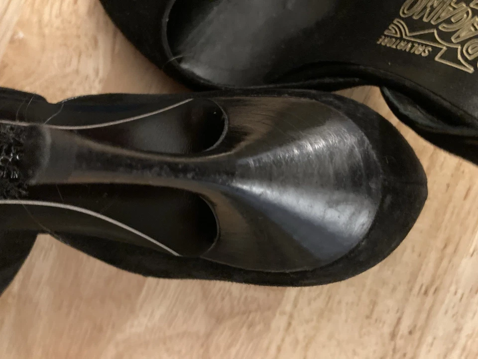 Zapatos de salón Ferragamo para mujer negros de gamuza sin cordones 3” punta de gatito 7M Foto 4 de 4