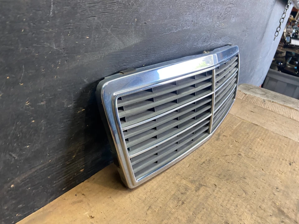 1997 to 2000 Mercedes C-Class W202 Front Upper Grill Grille OEM r2037 DG - Imagem 3 de 4