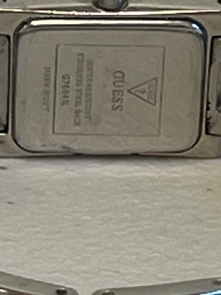 Reloj para mujer Guess esfera negra 2 diamantes I80350L1 Japón Movt acero inoxidable Foto 4 de 4