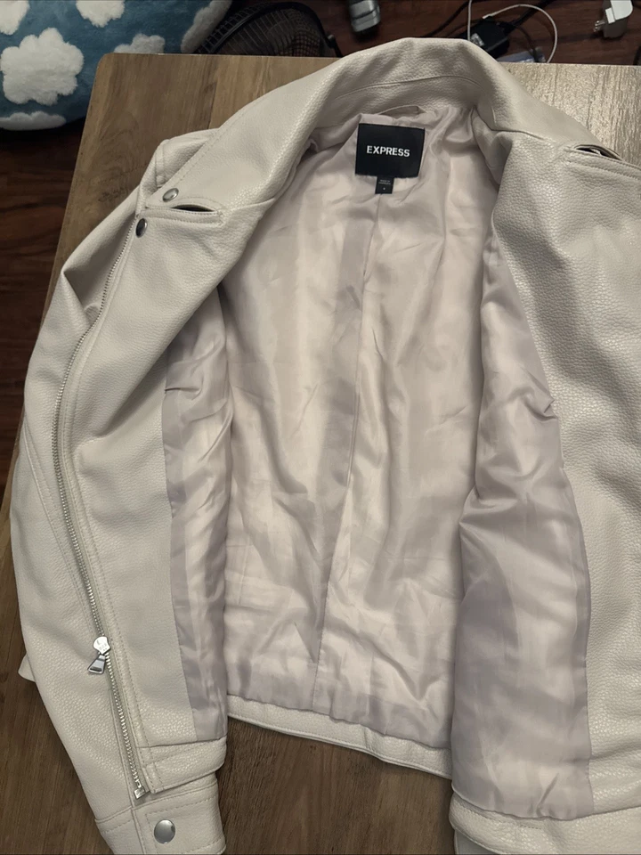 Chaqueta Express de cuero sintético para mujer talla pequeña con cremallera tostada Foto 3 de 4
