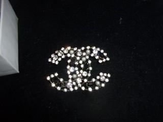 Hermoso Broche Disfraz Chanel 6 cms. Juego con Piedras